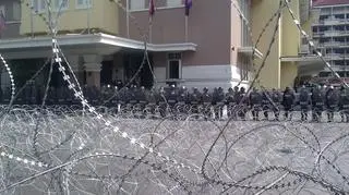 Zasieki przed ministerstwem edukacji w grudniu 2014 roku