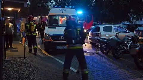 Tychy. Pożar w w bloku, jedna kobieta w szpitalu