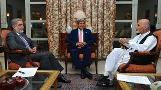 Aszraf Ghani i Abdullah Abdullah w czasie spotkania z sekretarzem stanu USA Johnem Kerrym
