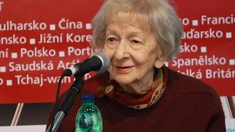 Szymborska po operacji. "Wraca do zdrowia"
