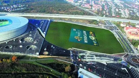 Gigantyczna reklama zasłoni dziurę przy stadionie