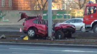 Samochód owinął się wokół słupa. Strażacy musieli użyć sprzętu 