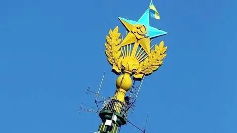 Gwiazda na stalinowskim zabytku w barwach Ukrainy. Moskwa wydała wyrok