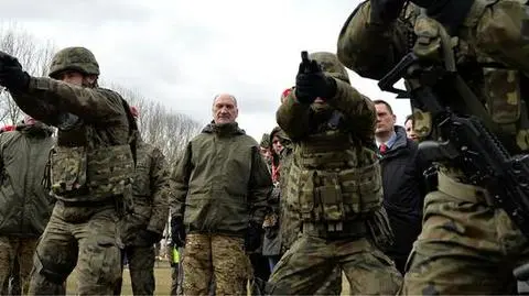 Antoni Macierewicz bierze udział w ćwiczeniach organizacji proobronnych