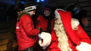 Mikołaj rozdawał dzieciom cukierki