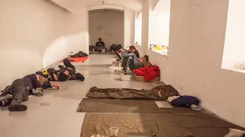 Eksponaty czy ludzie? 
Bezdomni zamieszkali w galerii