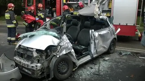 Kierowca toyoty był uwięziony w pojeździe