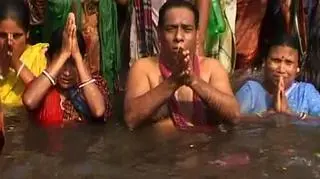 Jak co roku tysiące Hindusów pielgrzymuje nad rzekę Brahmaputrę w Bangladeszu, by oczyścić duszę i poprosić boga Brahmę o wybaczenie. (APTN)