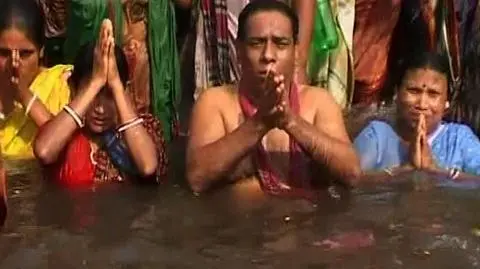 Jak co roku tysiące Hindusów pielgrzymuje nad rzekę Brahmaputrę w Bangladeszu, by oczyścić duszę i poprosić boga Brahmę o wybaczenie. (APTN)