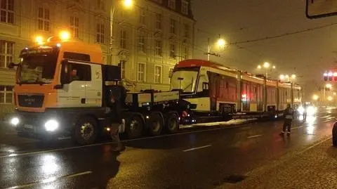 Pierwszy dwukierunkowy tramwaj trafił do Gdańska. Przyjechał na lawecie pod osłoną nocy
