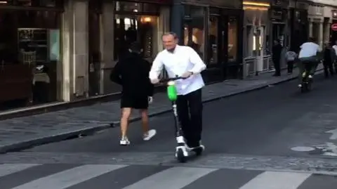 Donald Tusk jeździ na hulajnodze. "Ekowycieczka po Paryżu"