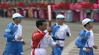 - Korea Płn. zadziwi świat organizacją tego biegu - powiedział wiceprzewodniczący komitetu organizacyjnego sztafety. Wzdłuż 12 km. trasy zgromadziły się tysiące osób by zobaczyć jak sztafeta z ogniem biegnie na odcinku między dwoma największymi symbolami reżimu komunistycznego w Korei Północnej.(APTN)