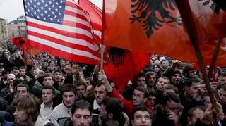 Co najmniej trzy tysiące kosowskich Albańczyków zebrało się na wiecu w centrum Prisztiny, stolicy Kosowa. Studenci i inni demonstranci przemaszerowali przez miasto, a następnie zebrali się przed parlamentem, żądając niepodległości. Machali amerykańskimi i albańskimi flagami i nieśli transparenty z napisami: "Niepodległość jedyną opcją" i "Europo, wykaż jedność".(APTN)