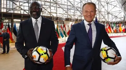 George Weah spotkał się z Donaldem Tuskiem. Dał autograf
