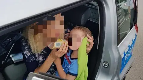 Bielsko Biała. 3-latek w samochodzie, policjanci wybili szybę