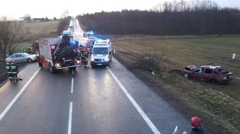 Tczew: Auta wpadły w poślizg i wypadły z drogi