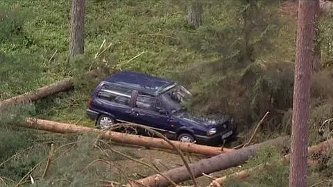 Uciekał przed trąbą, porzucił auto. Kierowca odnaleziony