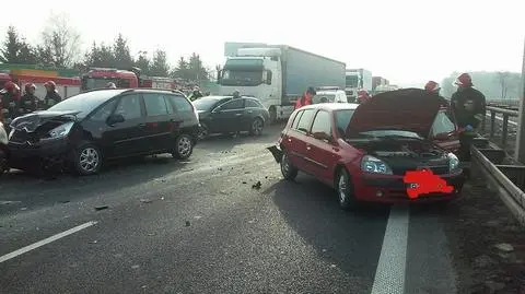 Karambol na trasie katowickiej. Zderzyło się 7 aut, 6 osób rannych