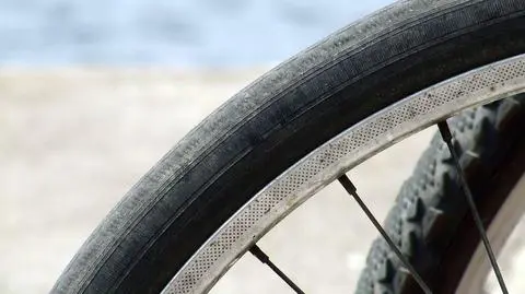 Policja szuka rowerzystów, którzy przejechali kobietę 