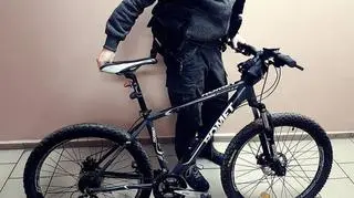 Policjant jadący na rowerze zatrzymał pijanego kierowcę bmw
