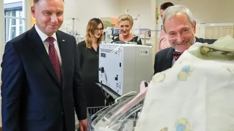 Wizyta pary prezydenckiej w krakowskim szpitalu u sześcioraczków i ich rodziców