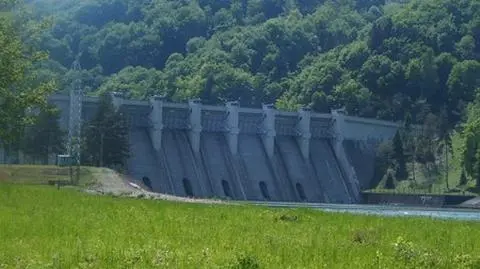 Zrzucają wodę z jeziora w Rożnowie. Żeby chłodzić elektrownie