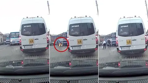 Z autobusu wypadła na jezdnię 