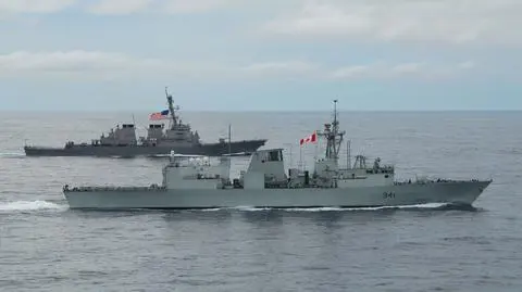 HMCS Ottawa (na pierwszym planie) przepłynął Cieśninę Tajwańską