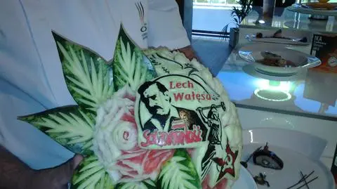 Wałęsa wycięty w arbuzie przez kucharskich mistrzów