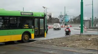 Niepełnosprawnego goni autobus.