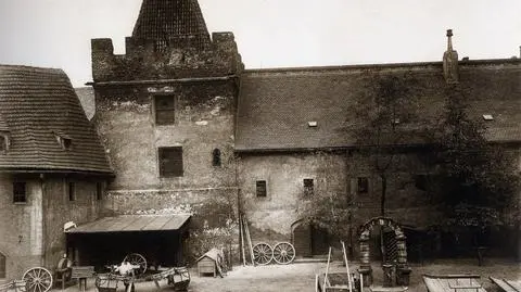 Chcieli zamku, zbudowali 
spichlerz, a mają arsenał