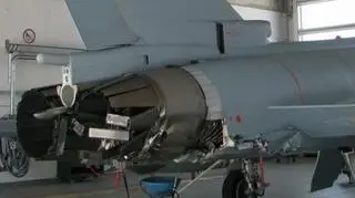 Zdemolowany prawy silnik myśliwca