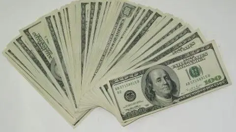 Znalazła 10 tys. dolarów na klatce schodowej