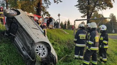 Zasnął za kierownicą i skosił słup na wysokości dwóch i pół metra