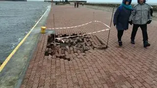 Po sztormie zapadła się część falochronu 