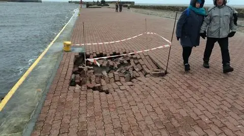 Sztorm uszkodził falochron w Ustce