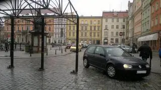 Konstrukcja ogródka częściowo znajduje się na skrzyżowaniu dróg