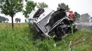 Dostawczy mercedes dachował. Kierowca zginął na miejscu