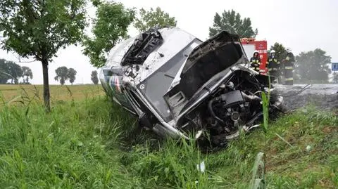 Samochód dostawczy dachował. 
Kierowca zginął na miejscu