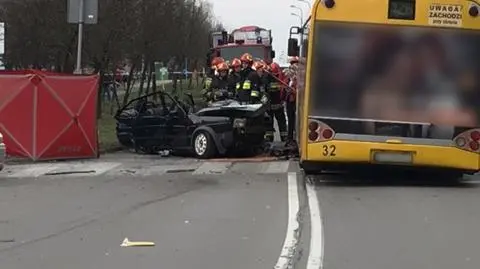 Auto uderzyło w autobus. Jedna osoba nie żyje. Kobieta w ciąży ranna
