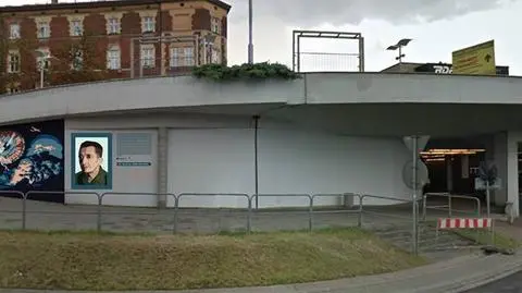 Harcerze malują mural cichociemnym