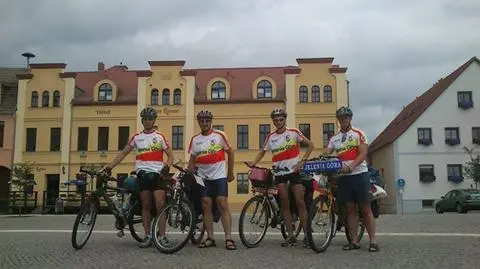 Przejadą 3 tys. km na rowerach, żeby zdobyć... studzienki kanalizacyjne