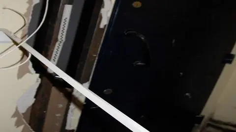 Mężczyzna próbował siłą sforsować ścianki działowe