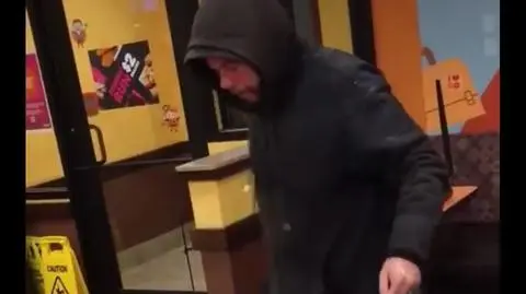 Bezdomny oblany wodą w Dunkin' Donuts