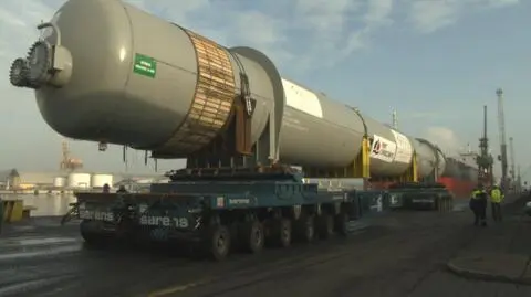 Polski reaktor, belgijskie platformy. Zobacz jak 43-metrowa konstrukcja trafiła na nabrzeże w Gdyni