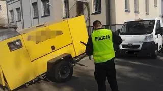 Laweta i kompresor na policyjnym parkingu