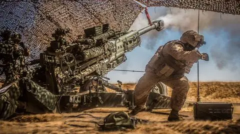 Marines strzelają z haubic do dżihadystów w Syrii