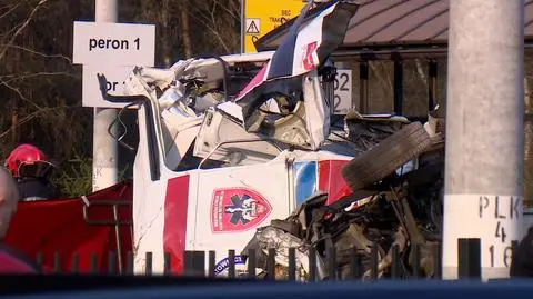 W Puszczykowie pociąg uderzył w karetkę