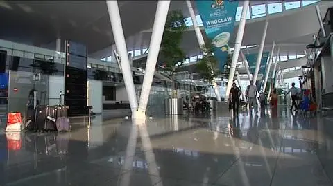 "Dostaliśmy 5 minut na spakowanie"
Klienci Sky Club lądują we Wrocławiu