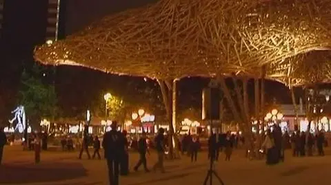 Drewniany gigant na ulicach Brukseli